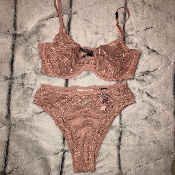 Victoria’s Secret Bra 34D & Pantie Small Set - Picture 1 of 3